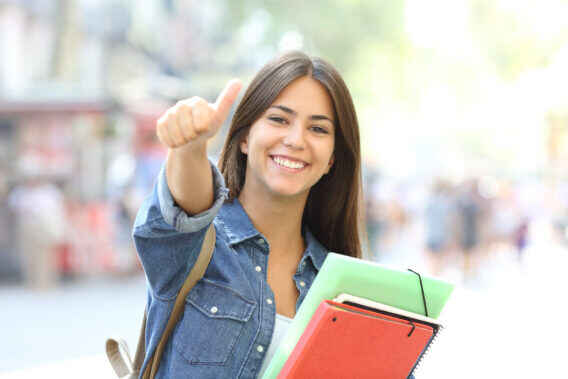 estudiante femenina sonriente